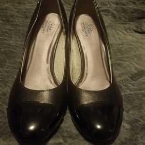 Round toe dress shoes